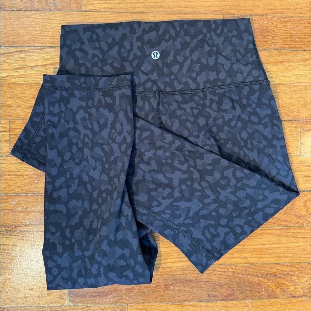 Lululemon Leggings black and gray pattern 3/4 length